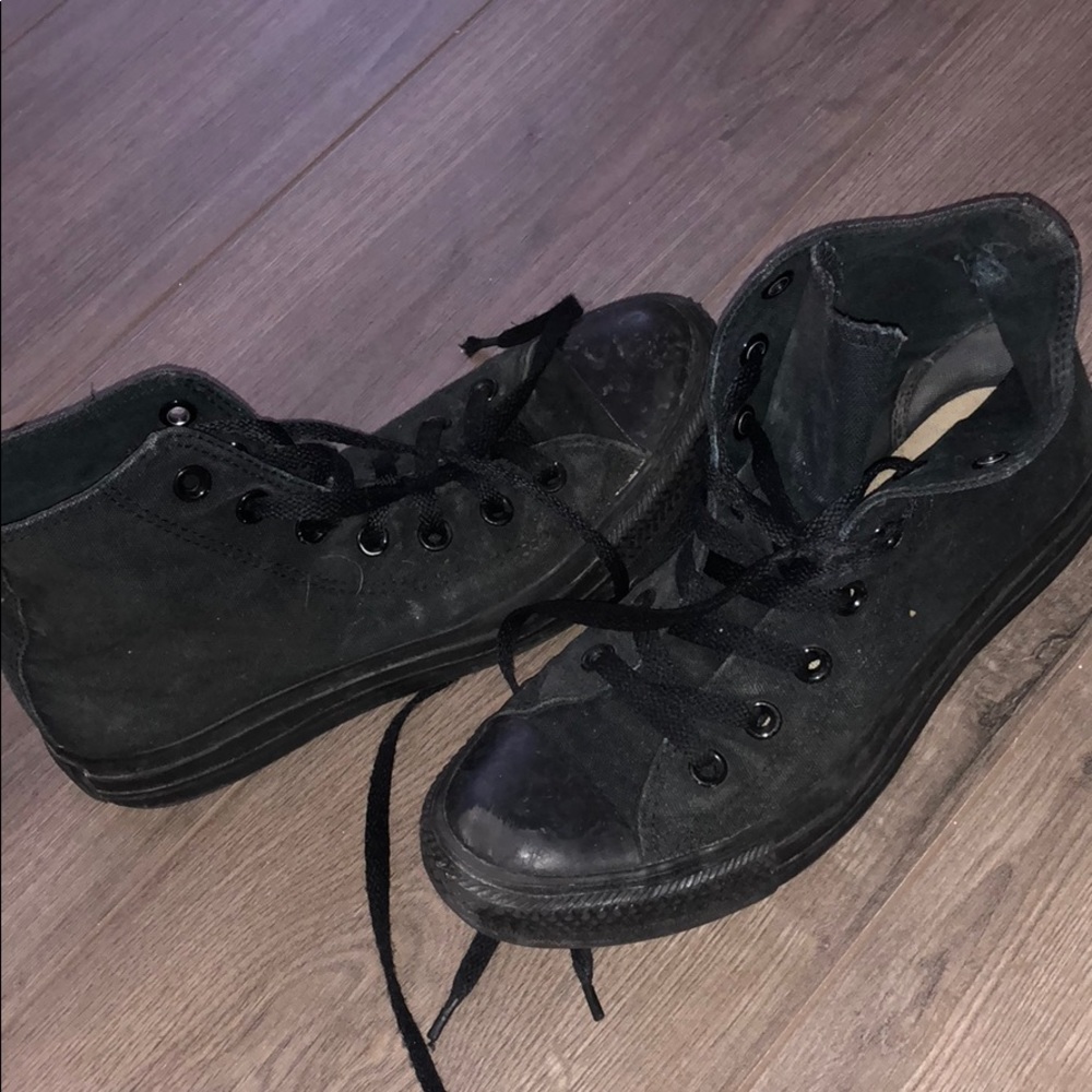 High top Black women’s converse size 7.5